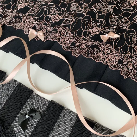 Вышивка на сетке чёрная/сер.пион 20 см