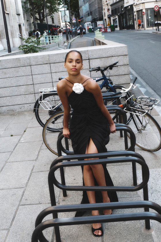 Платье макси драпированное из шифона с цветком