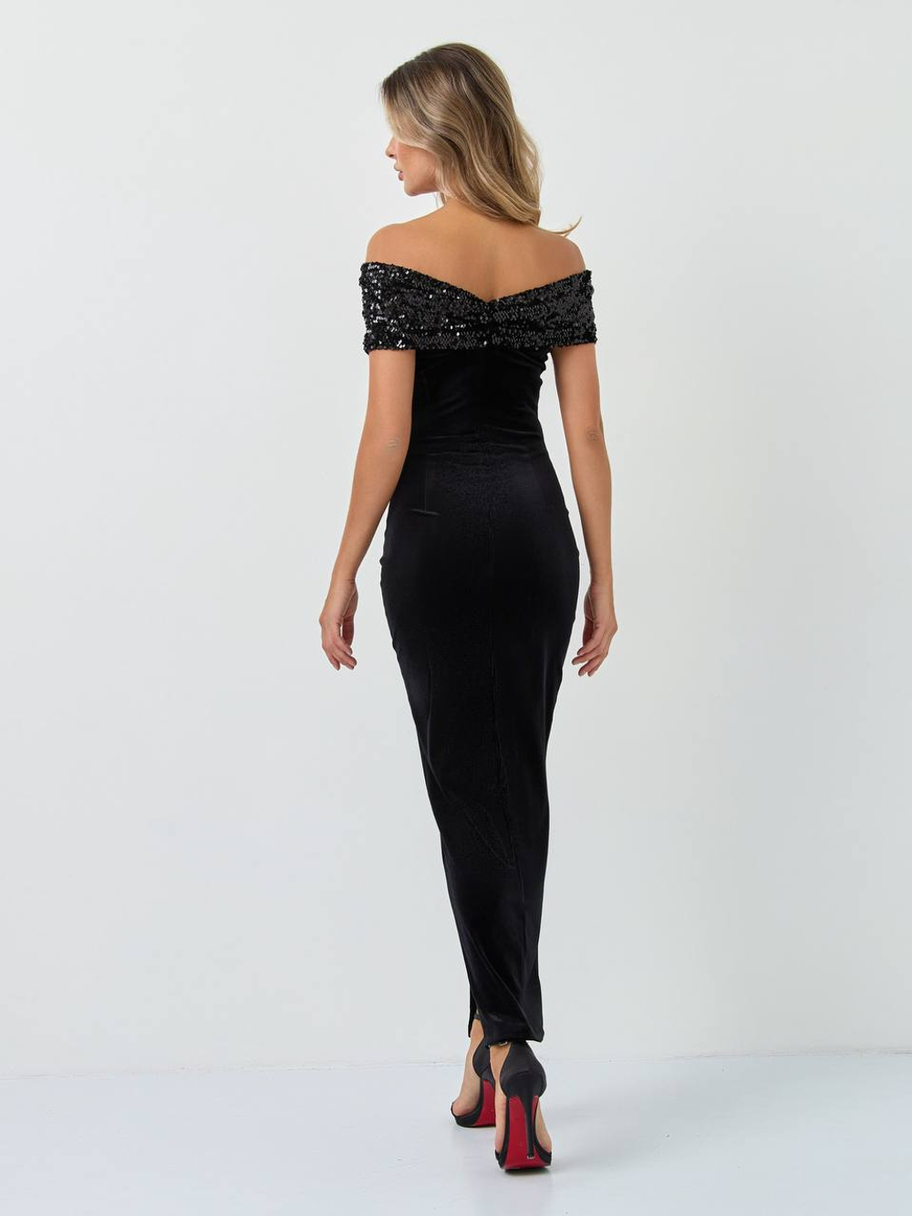 Платье со сборкой на груди и пайетками