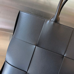 Bottega Veneta Medium Arco Tote Bag 37 cm