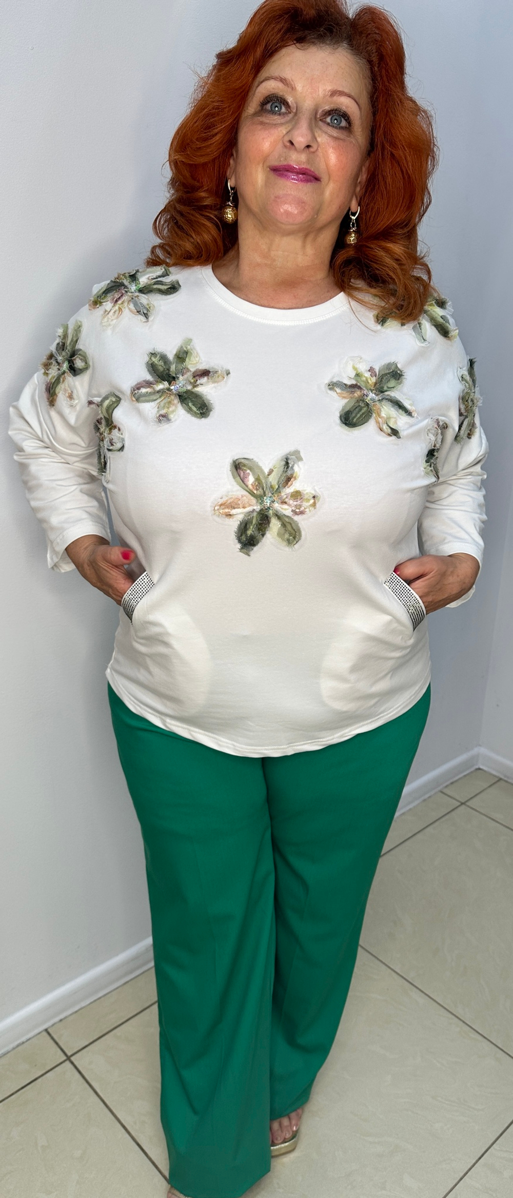 Толстовка в белом цвете с аппликацией