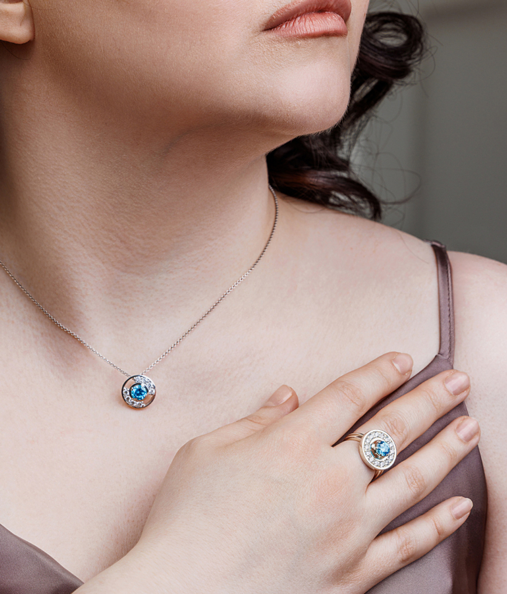 Кольцо из серебра со вставками из зелёного и бесцветных фианитов