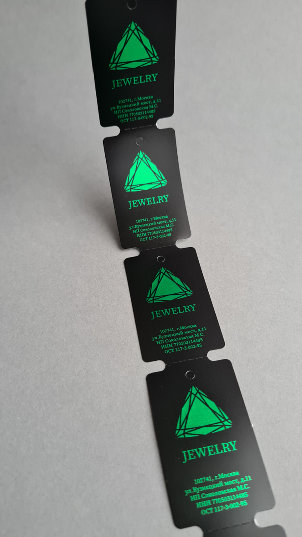 Черные матовые бирки. Печать зеленой фольгой.
