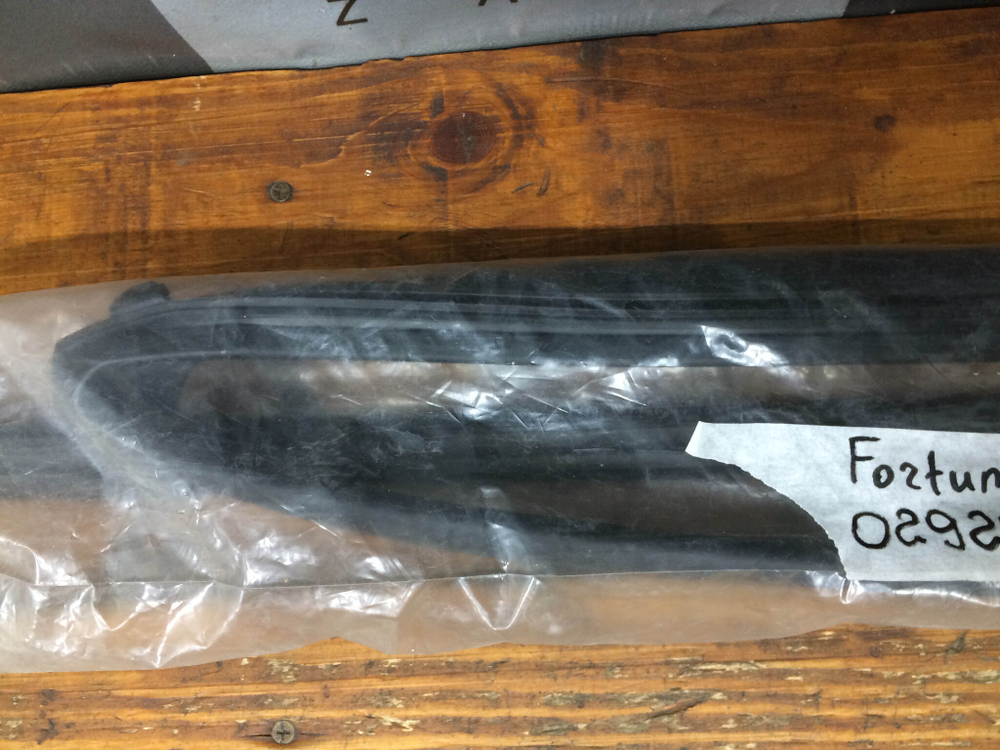 Уплотнитель стекла заднего правого Fortuner 2 Новый Оригинал 681420K090