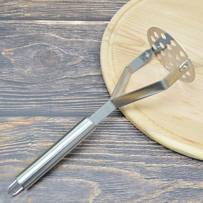 Картофелемялка с металлической ручкой