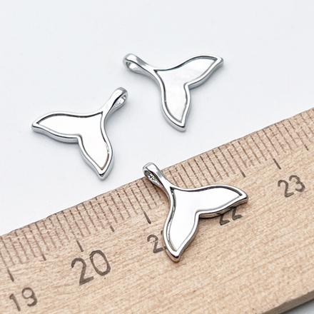 Подвеска Хвост, цвет серебро (родий), перламутр, размер 13*14 мм, цена за 1 шт