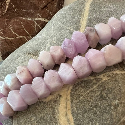 Кунцит. Камни для изделий на заказ. Цена зависит от вида заказанного изделия