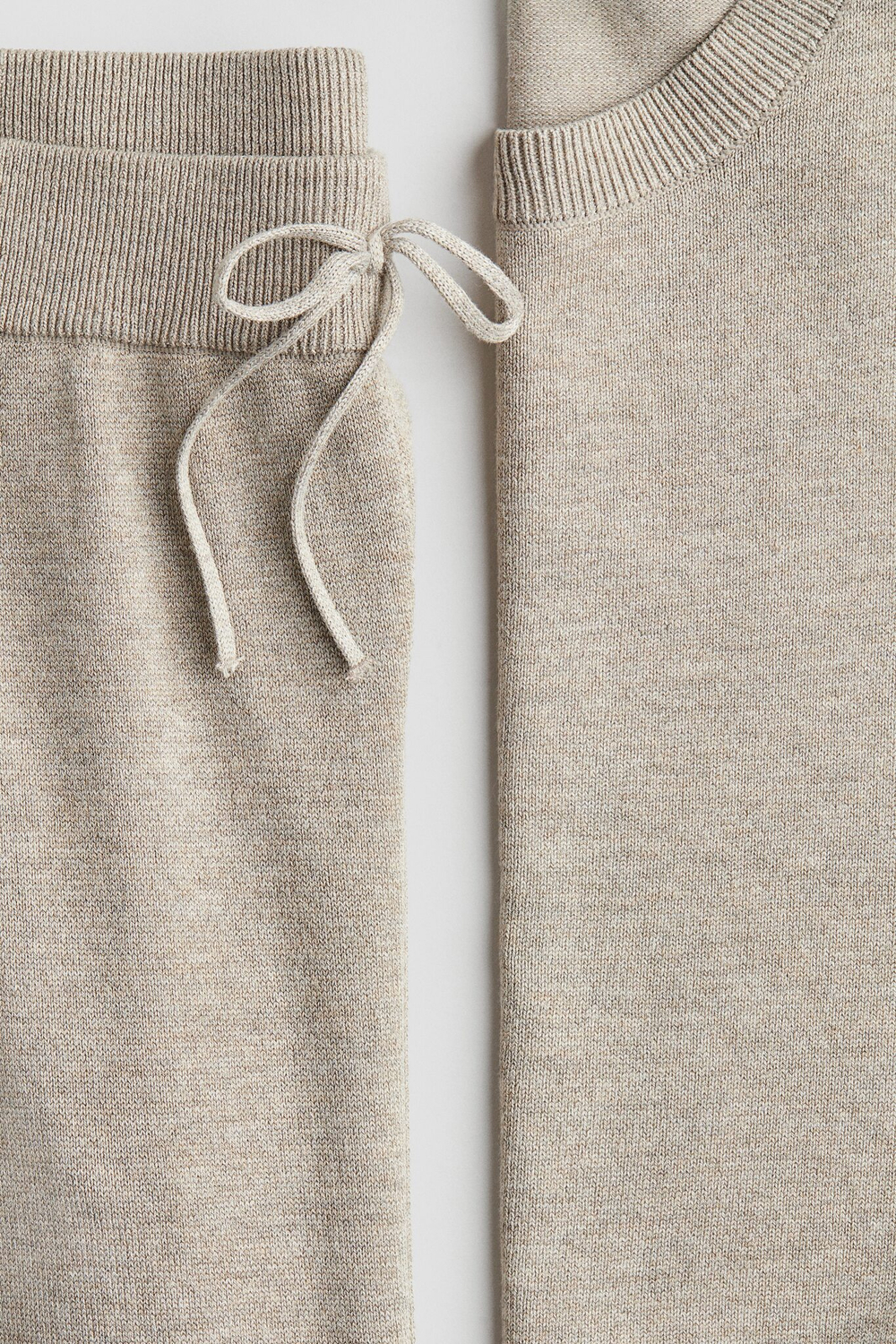 H&M Комплект из мягкого тонкого свитера и брюк-джоггеров, светло-бежевый