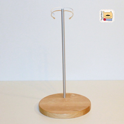 Подставка для куклы из дуба (диаметр основания 35см)