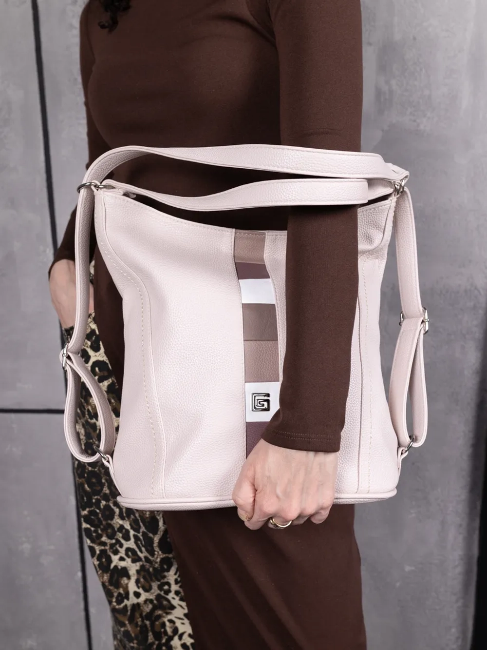 Сумка рюкзак большая через плечо трансформер