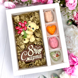 Шоколадный набор "С 8 марта. Мишка с тюльпанами": шоколадка-надпись и 4 конфеты ручной работы