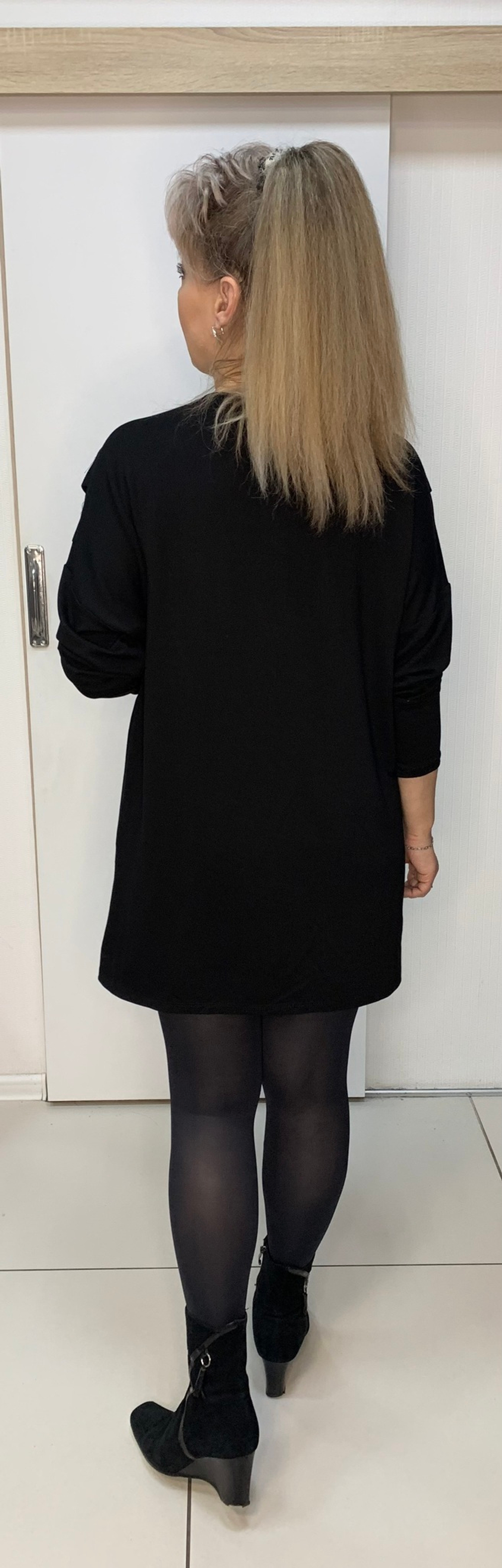 Черная туника с сетчатыми вставками и стразовыми перепонками