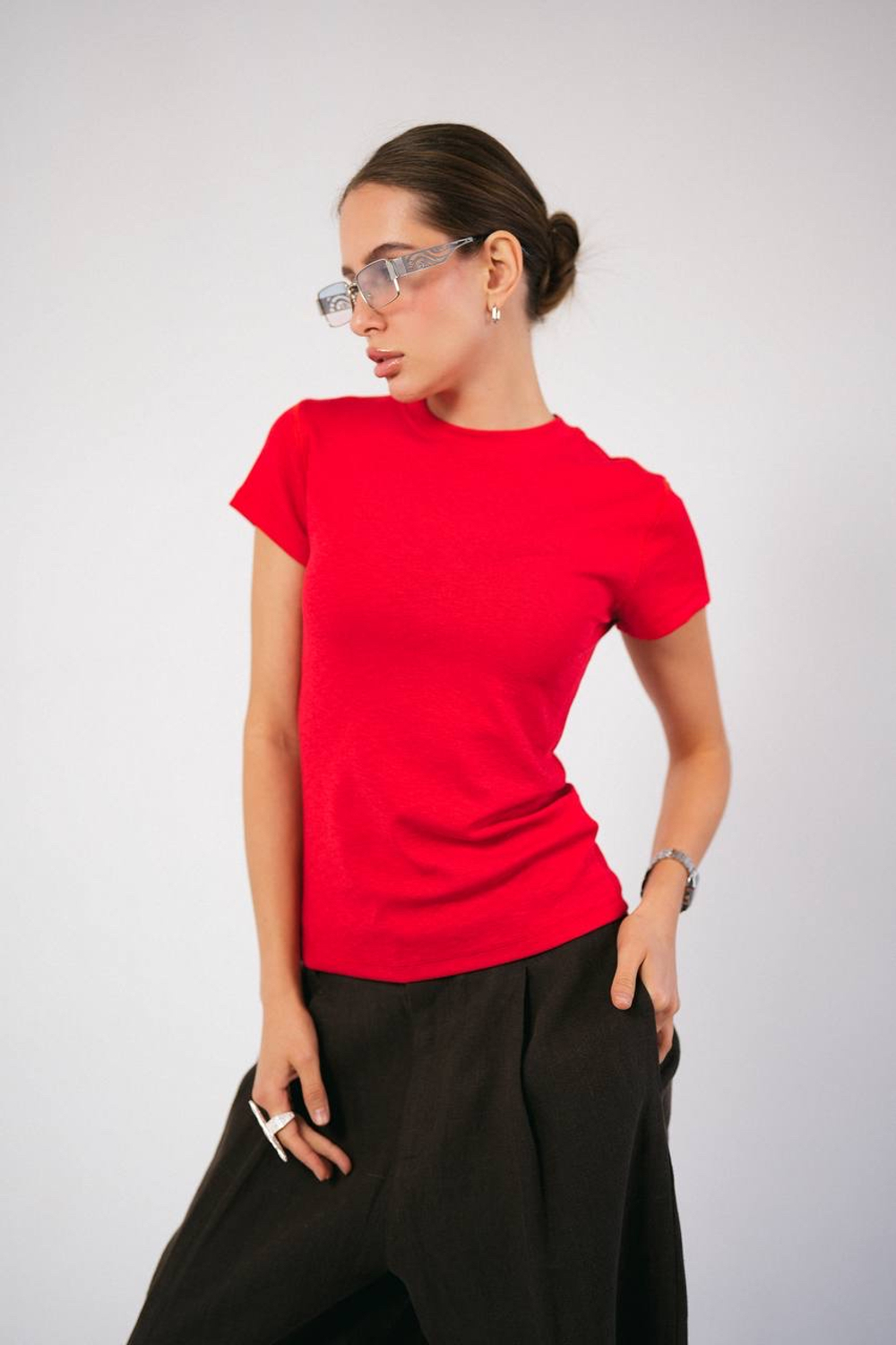 Базовая однотонная футболка в премиум качестве облегающего силуэта