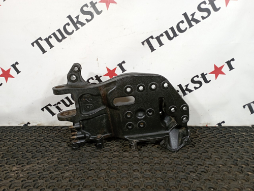 Кронштейн переднего бампера левый