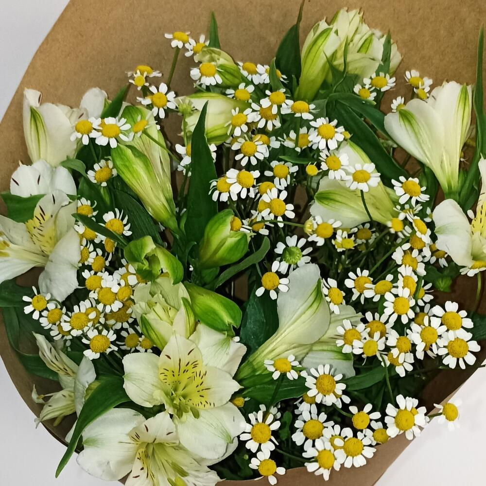 Букет полевых цветов из ромашек и альстромерий