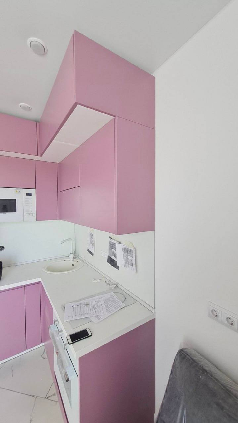 Яркая розовая кухня в эмали с современными аксессуарами