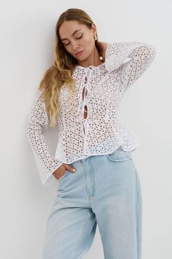 Блуза из шитья на завязках с баской белого цвета