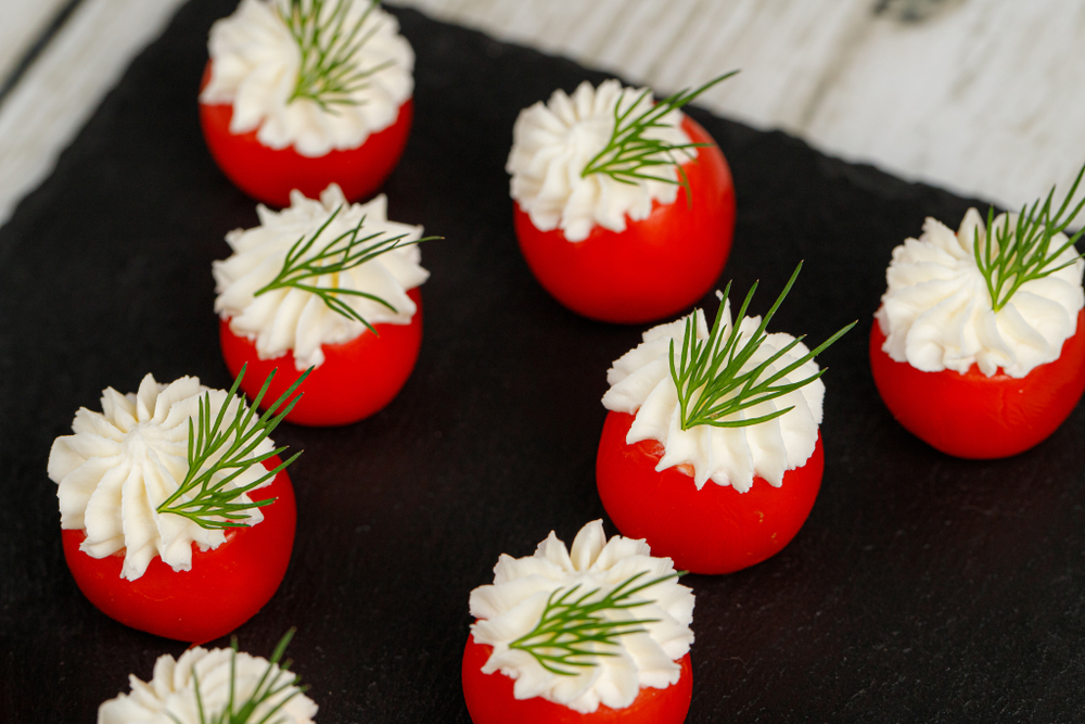 Помидор черри, фаршированный сырным кремом