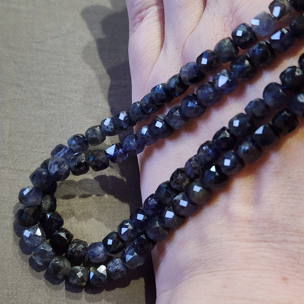 Иолит (кордиерит) природный, куб, огранка, 6.5мм, цена за нить 9.5см (1/4)