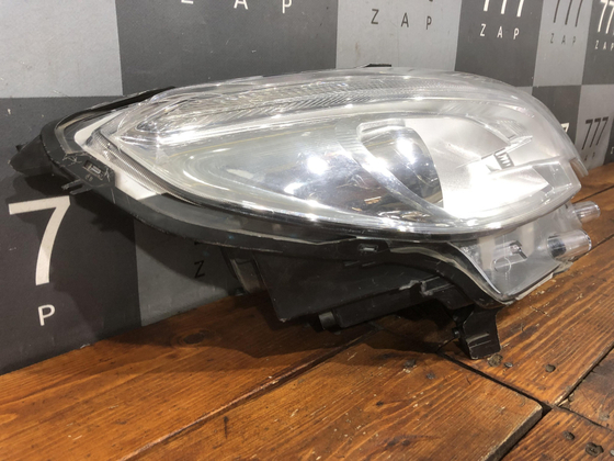 Фара правая Peugeot 2008 13-16 Б/У Оригинал 9677810280
