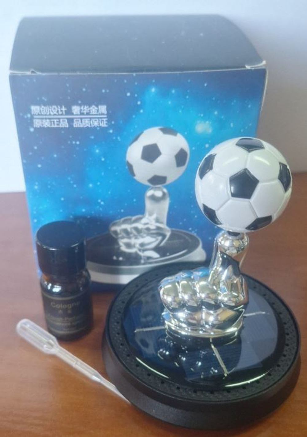 Ароматизатор-игрушка -на торпеду- МЯЧ ФУТБОЛЬНЫЙ НА ПАЛЬЦЕ - солн батар (жидк)- GOLDEN BOOT