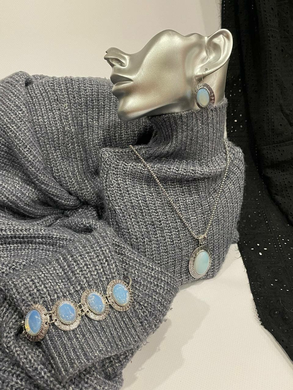 Комплект бижутерии. "Лунный камень" - подвеска, серьги и браслет в форме овала