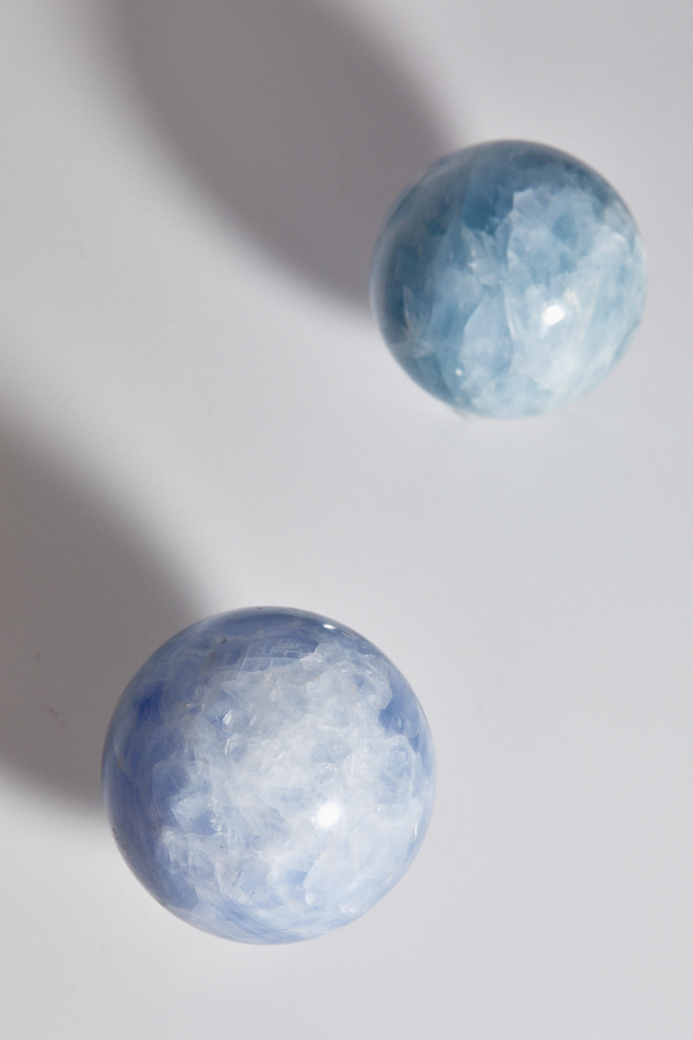 Шар из голубого кальцита