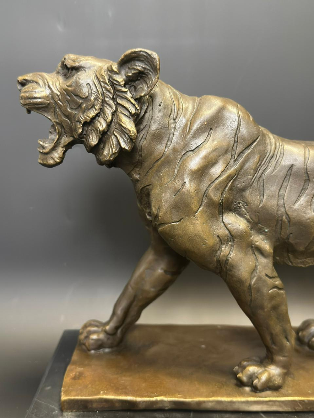 Бронзовая скульптура «Идущий тигр»