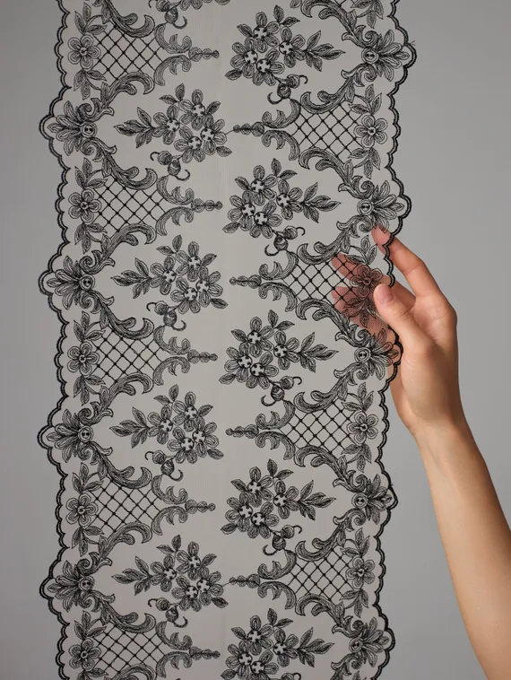 05-175 Вышивка на неэл. сетке 26 см, бежевый 775 /черный 170