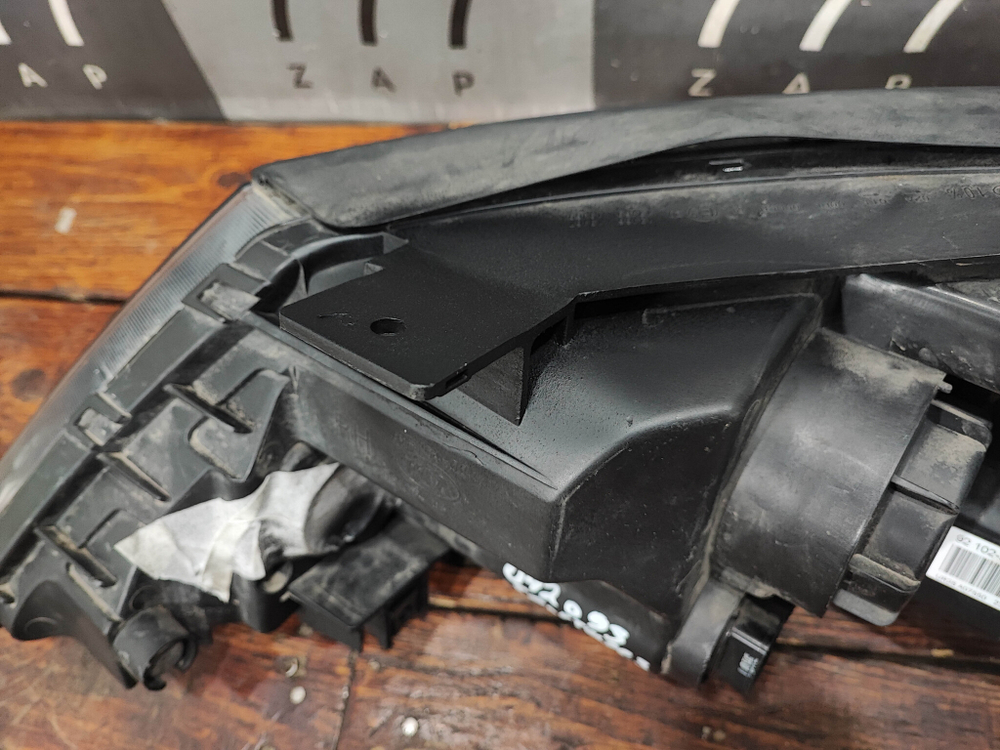 Фара правая галоген с ДХО Kia Sportage 3 (SL) 10-16 Б/У Оригинал 921023U250