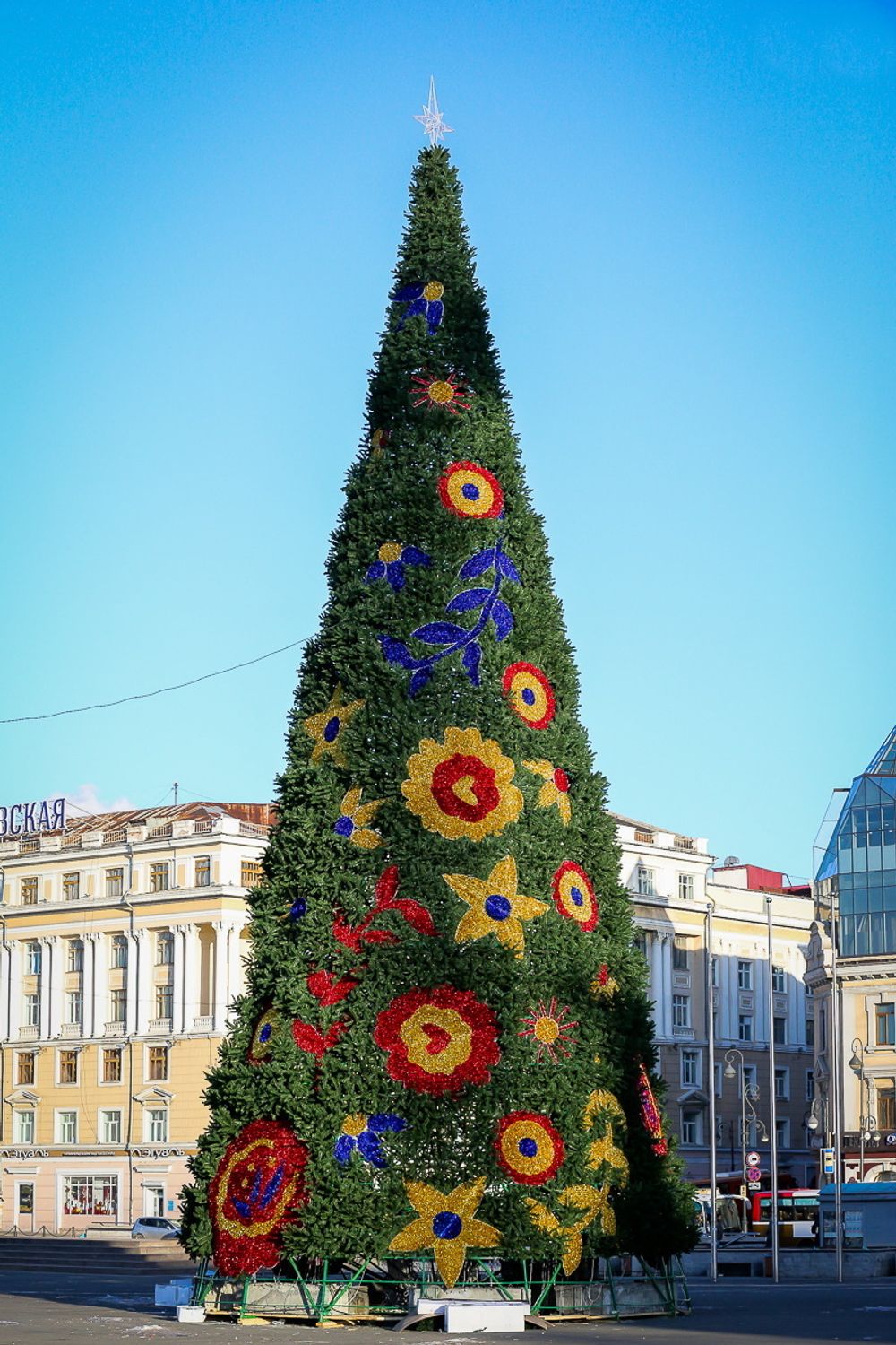 Светодинамическая елка каркасная - встроенная гирлянда: теплый свет - "Уральская" 26 м