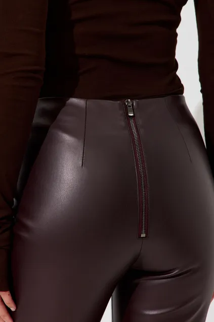 Брюки клеш из экокожи цвета вишни в шоколаде
