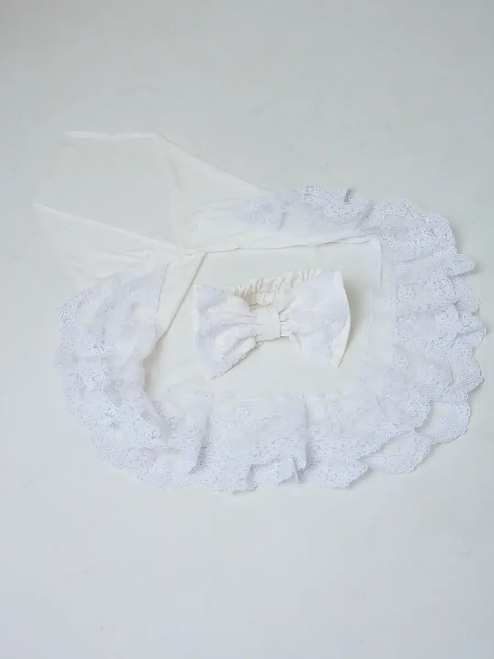 Кружевной уголок и бант на выписку