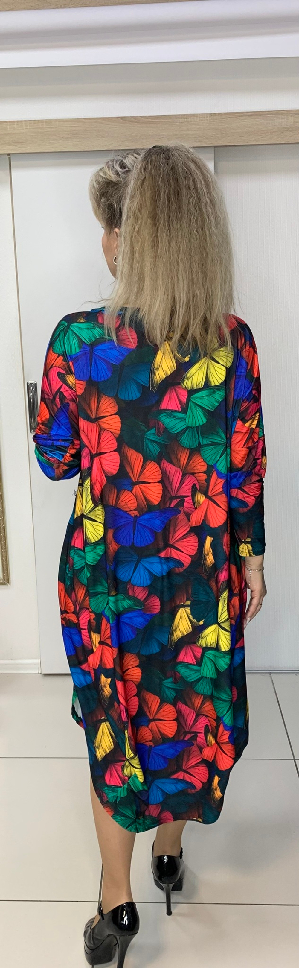 Трикотажное яркое платье с разрезами по бокам