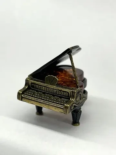 Бронзовая статуэтка на янтаре