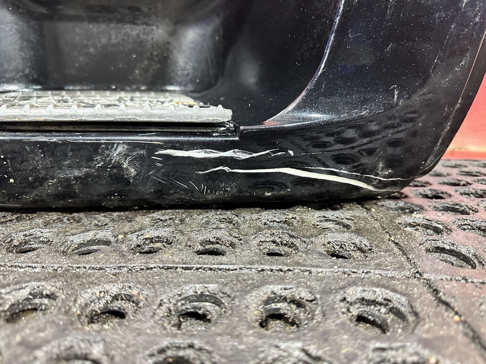 Корпус подножки правый