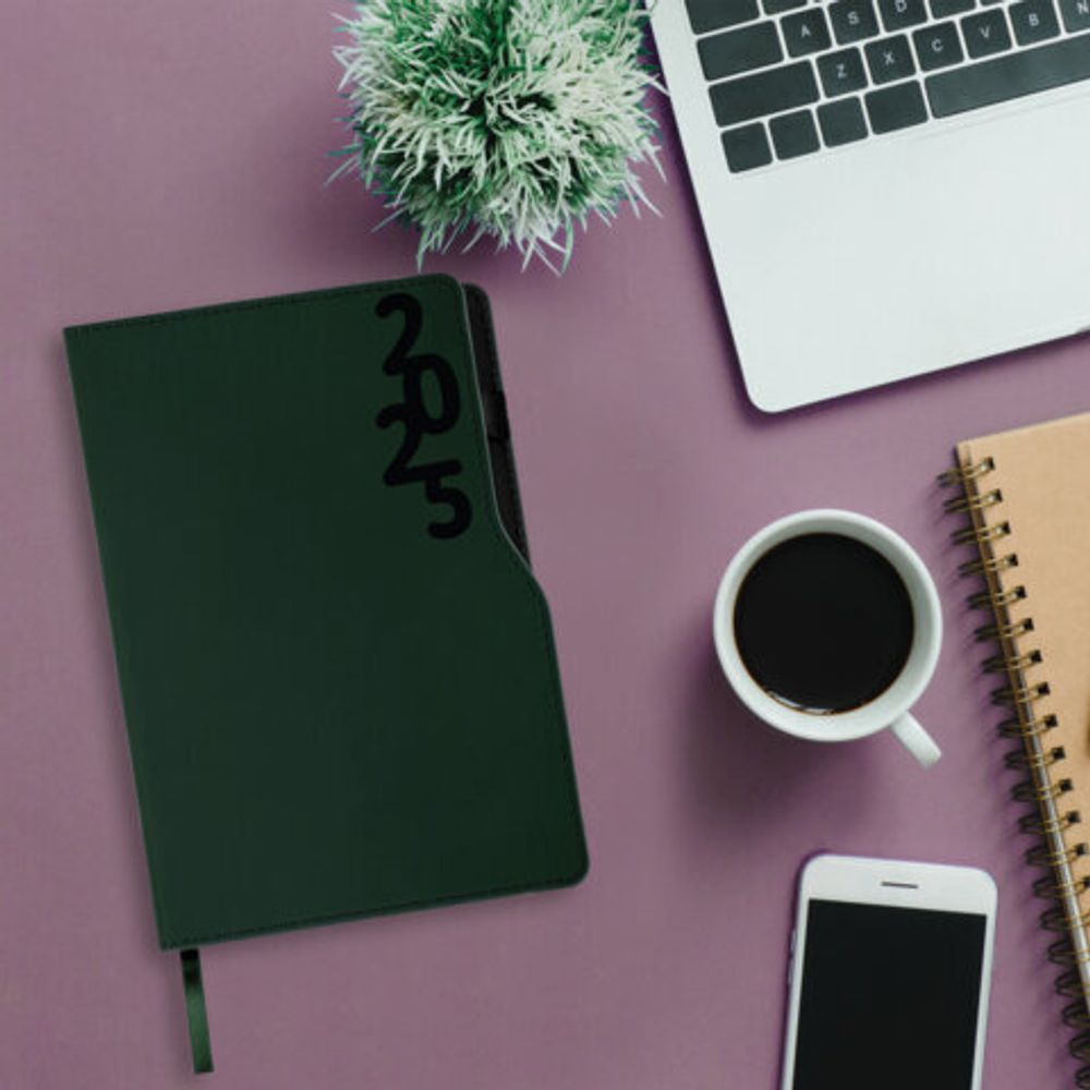 Ежедневник датированный 2025, А5, 150x213 мм, BRAUBERG "Up", под кожу, софт-тач, держатель для ручки, зеленый, 115841