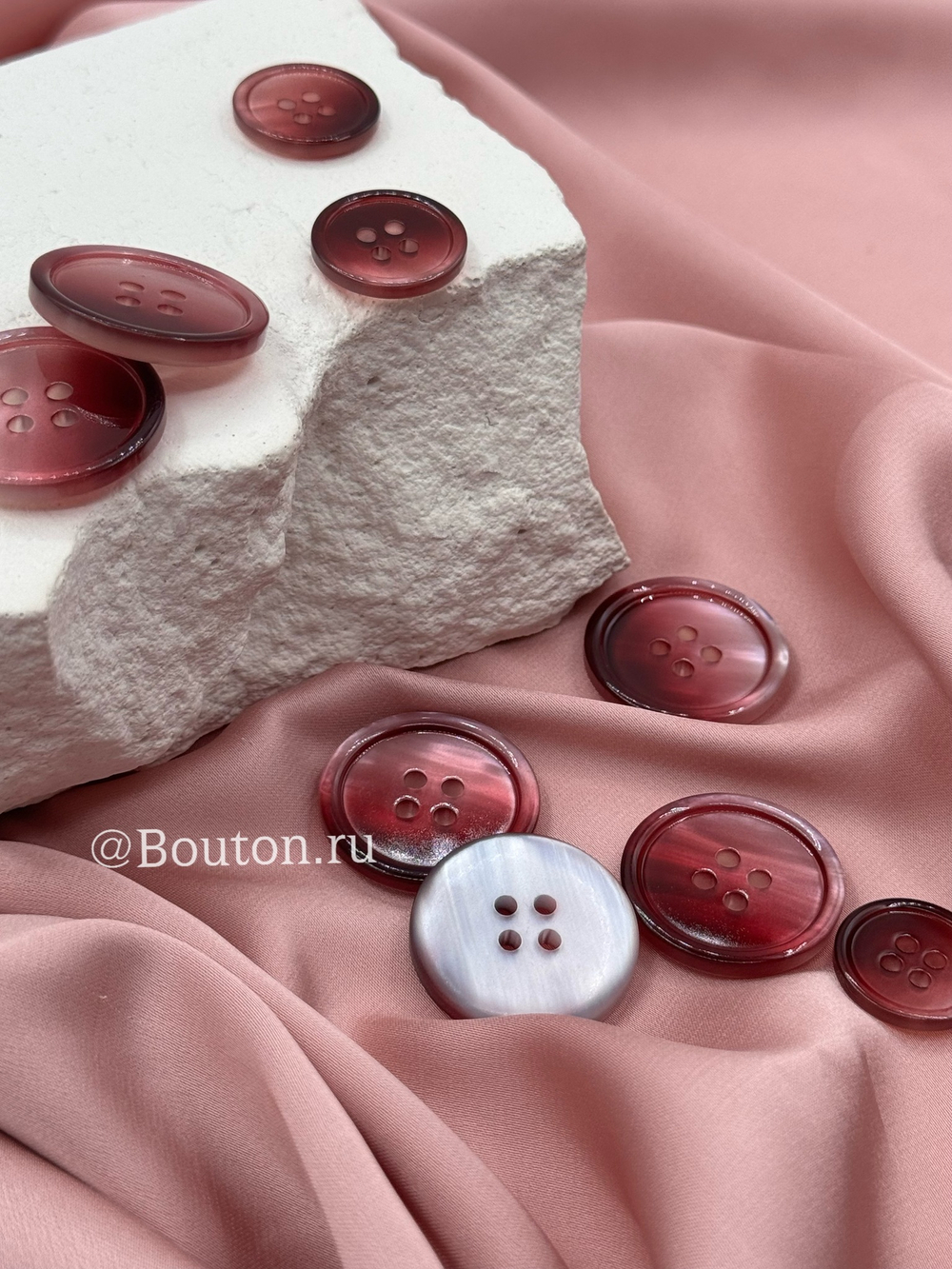 Пуговицы на прокол с градиентом красные