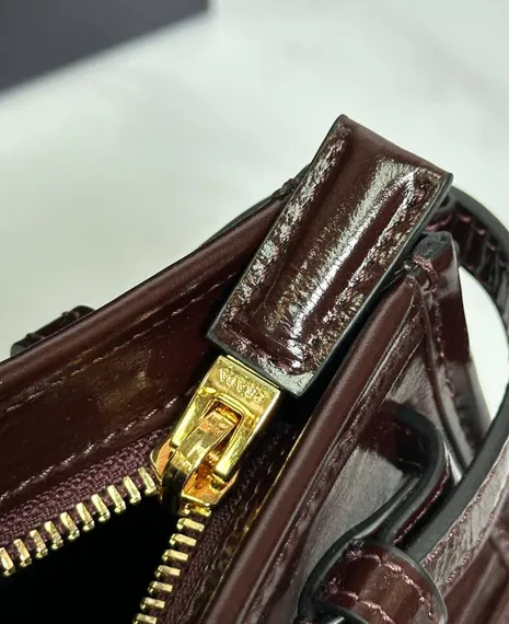 Маленькая кожаная сумка Prada через плечо, темно-коричневый