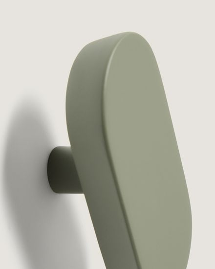 Набор из 2 вешалок Arely из бука с зеленым лаковым покрытием, 6,5 см/10 см