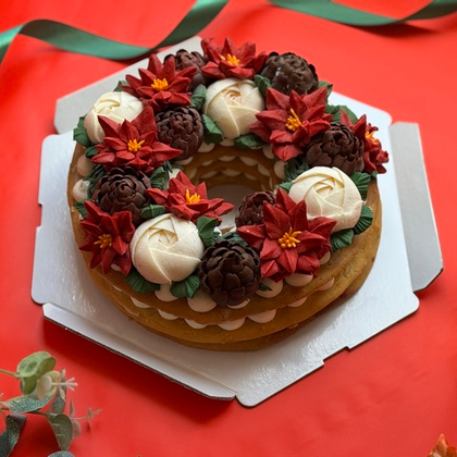 Торт «Медовик» в виде праздничного венка — это идеальное украшение для вашего новогоднего стола.