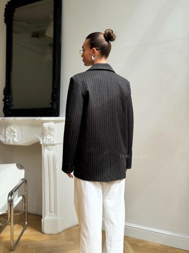 Графитовый двубортный жакет в полоску