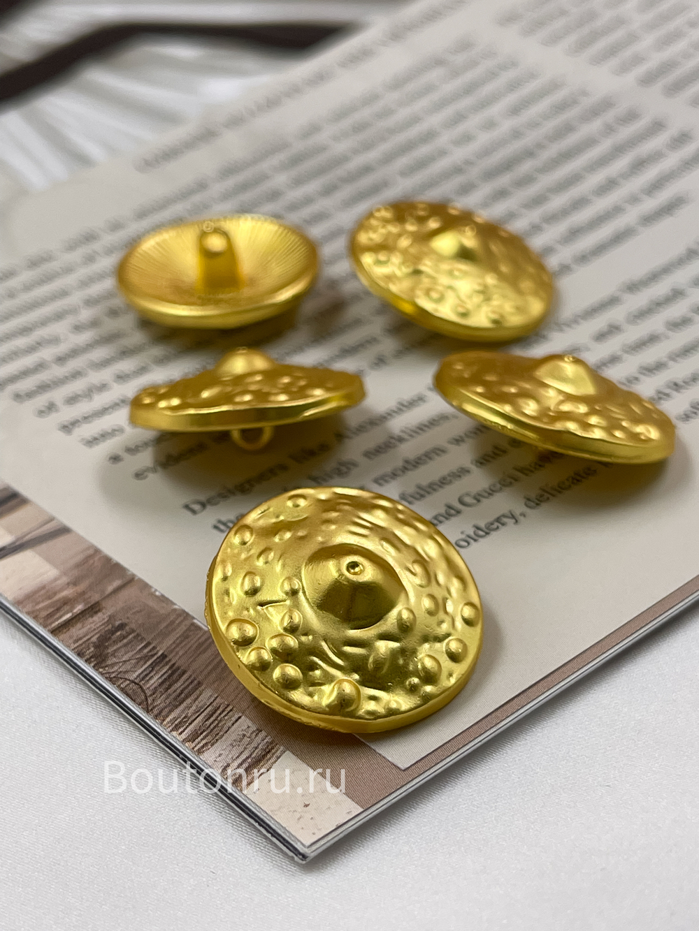 Пуговицы круглые Скиапар. матовое золото с рельефными деталями