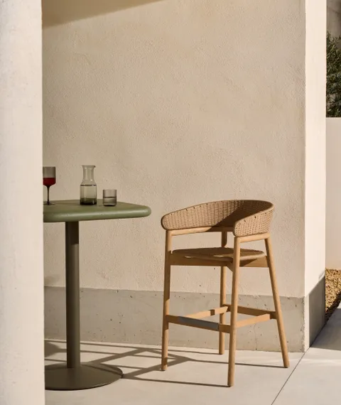 Барный стул Arinella из массива акации с натуральной отделкой и бежевой веревкой, высота 75 см