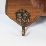 Резная настенная вешалка с бронзовыми крючками в виде фигур