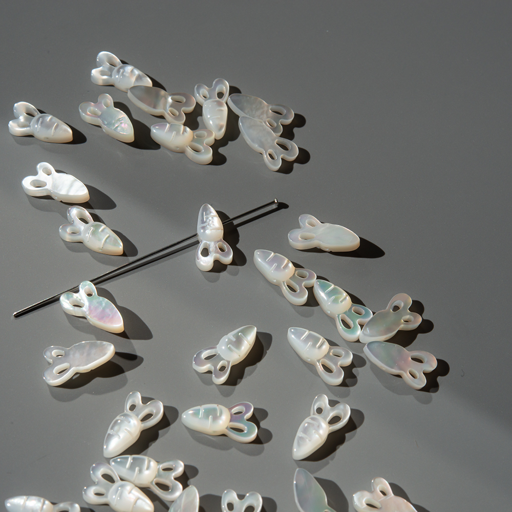 Морковка из перламутра морских ракушек, 12*6,5мм, белый