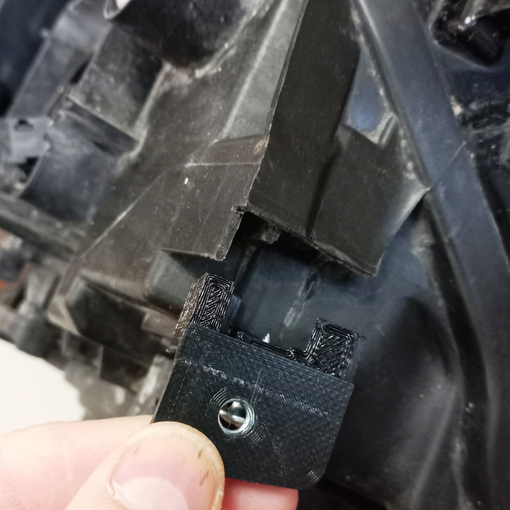 Кронштейн крепления фары для Volkswagen Passat B8 (07.2014 - 02.2020) г.в.