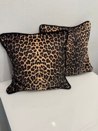 Подушка бархатная с принтом шкуры леопарда