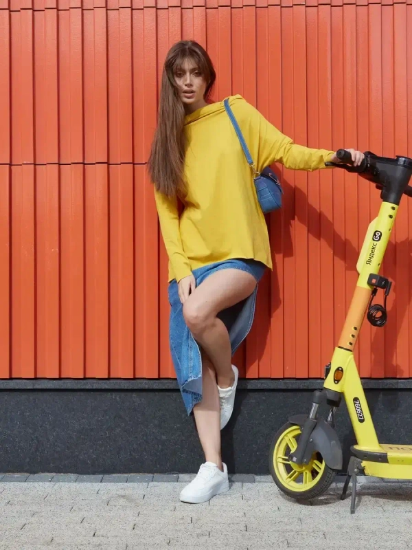 Лонгслив оверсайз с вырезом лодочка желтый