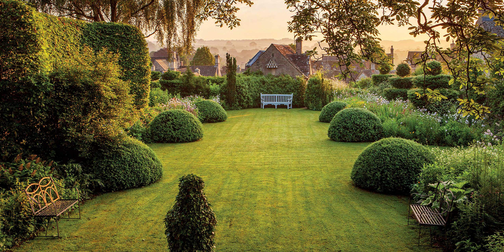 English Gardens: From the Archives of Country Life Magazine